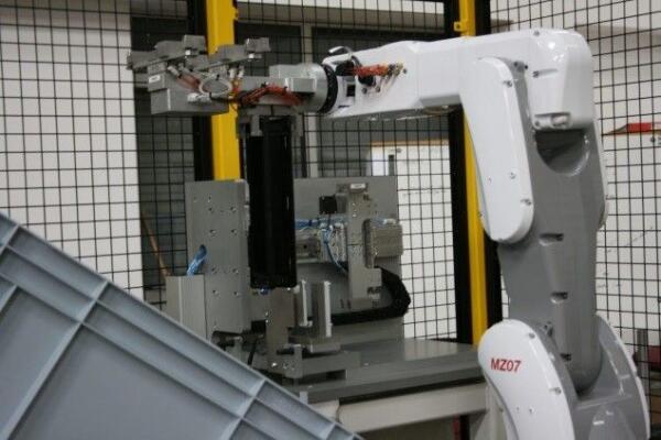  RNA CASE STUDY: Robot De-Moulding & Assembly Cell