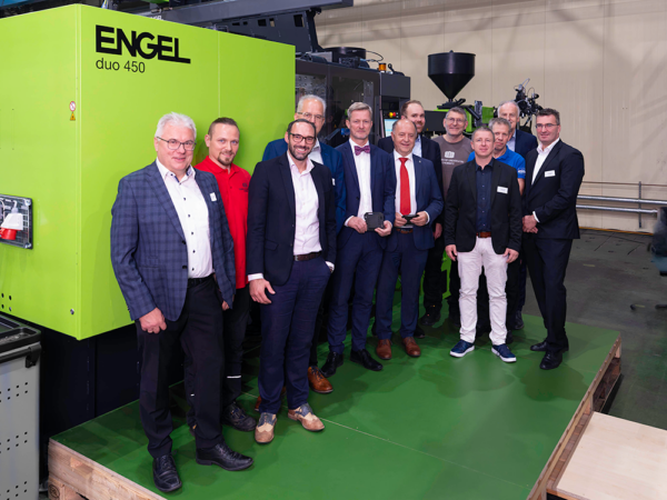 ENGEL employees in front of machine